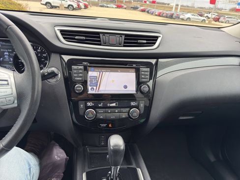 Used 2016 Nissan Rogue SL w/ SL Premium Package image 16