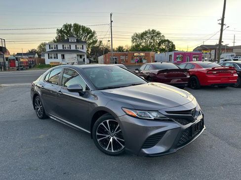 Used 2019 Toyota Camry LE image 2