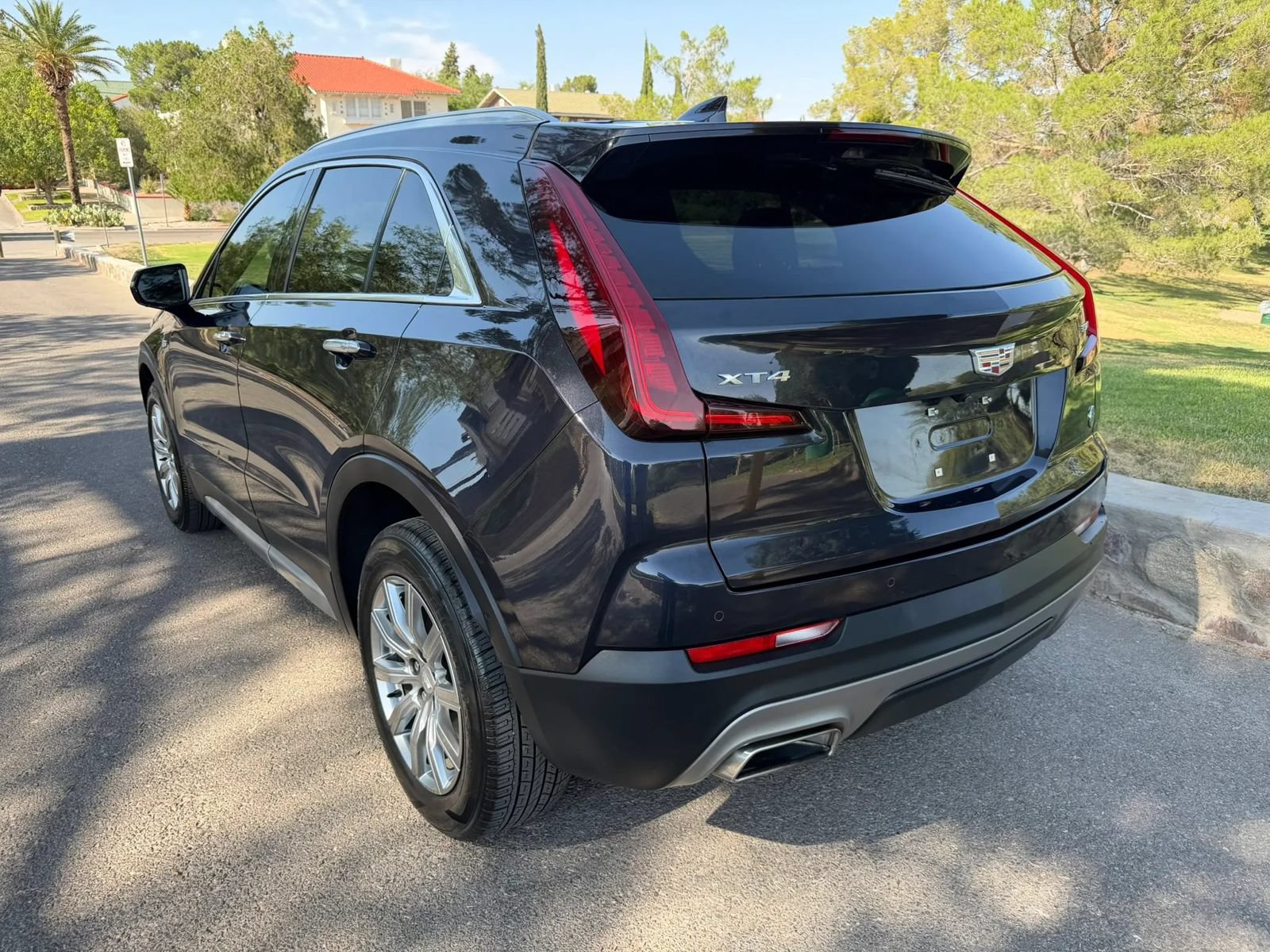 Used 2023 Cadillac XT4 Premium Luxury w/ Enhanced Visibility Package FWD image 3