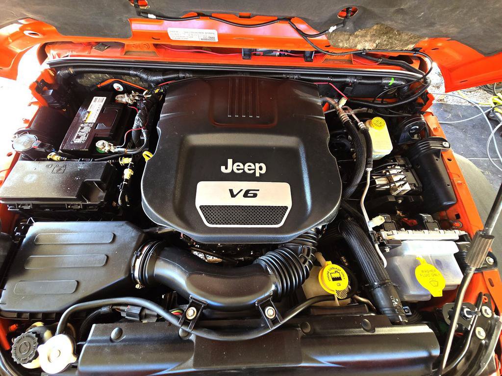 Used 2015 Jeep Wrangler Unlimited Rubicon w/ Connectivity Group AWD/4WD image 30