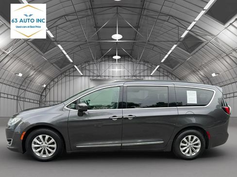 Used 2017 Chrysler Pacifica Touring-L FWD image 2