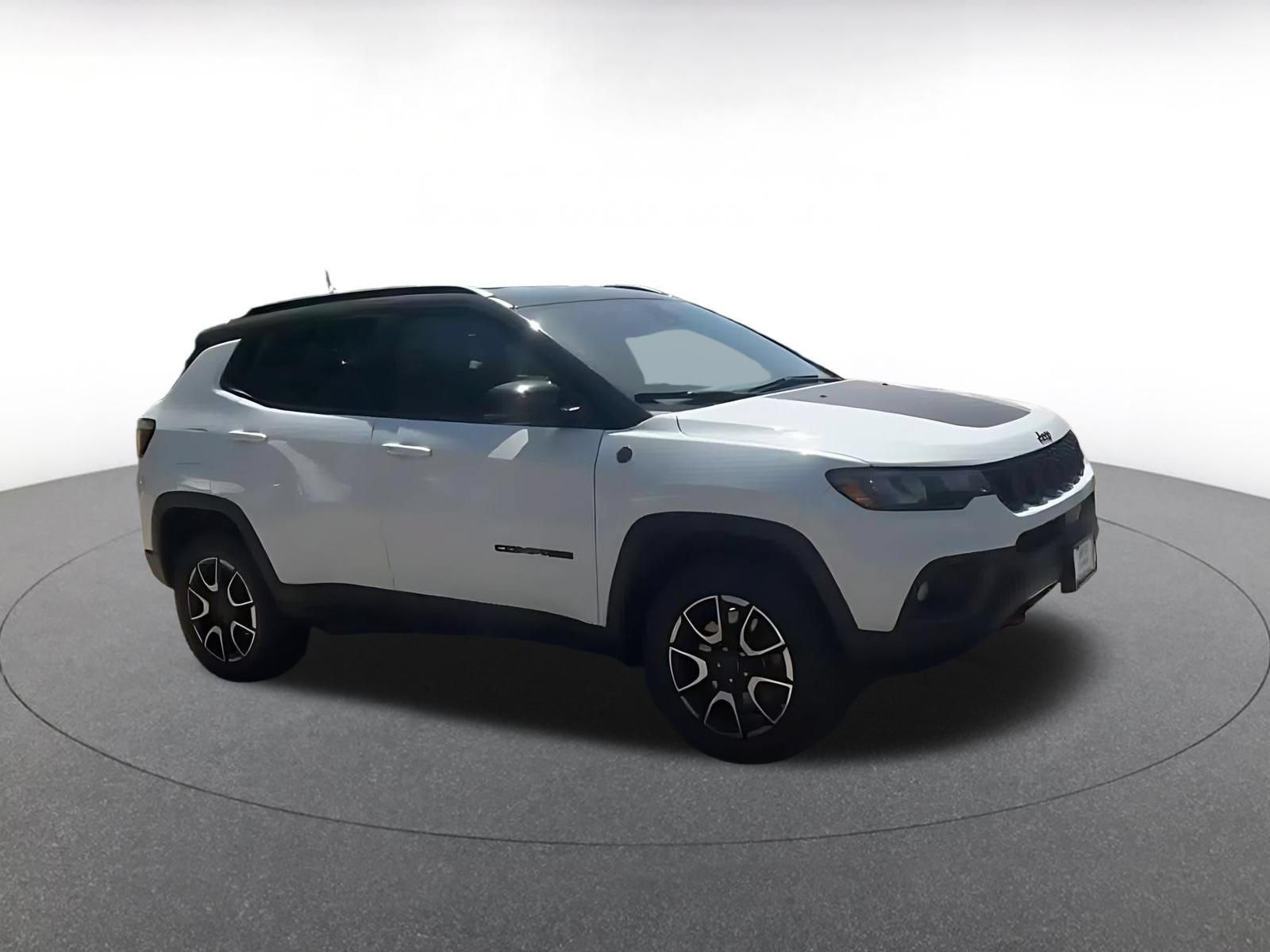 Used 2025 Jeep Compass Trailhawk AWD/4WD image 2