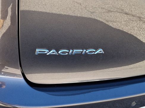 Used 2023 Chrysler Pacifica Touring-L image 32