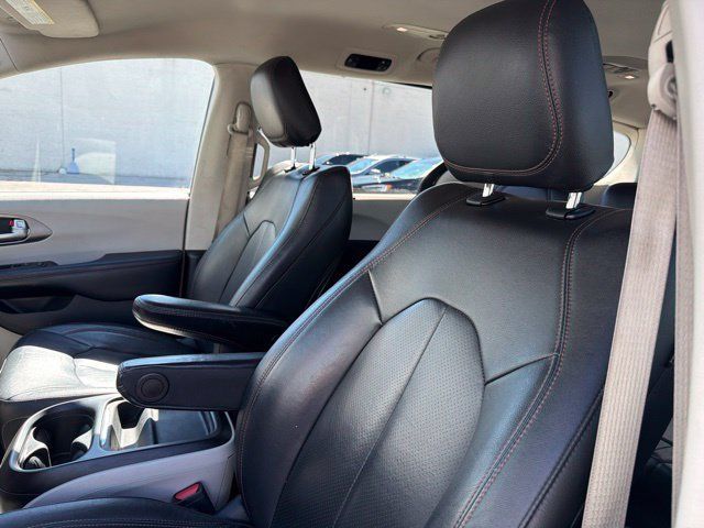 Used 2020 Chrysler Pacifica Touring-L FWD image 13
