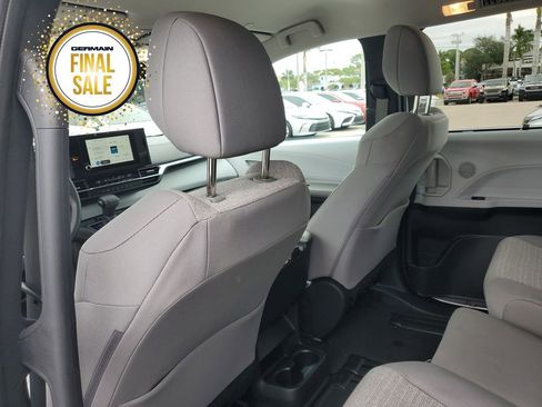 Used 2025 Toyota Sienna LE image 19