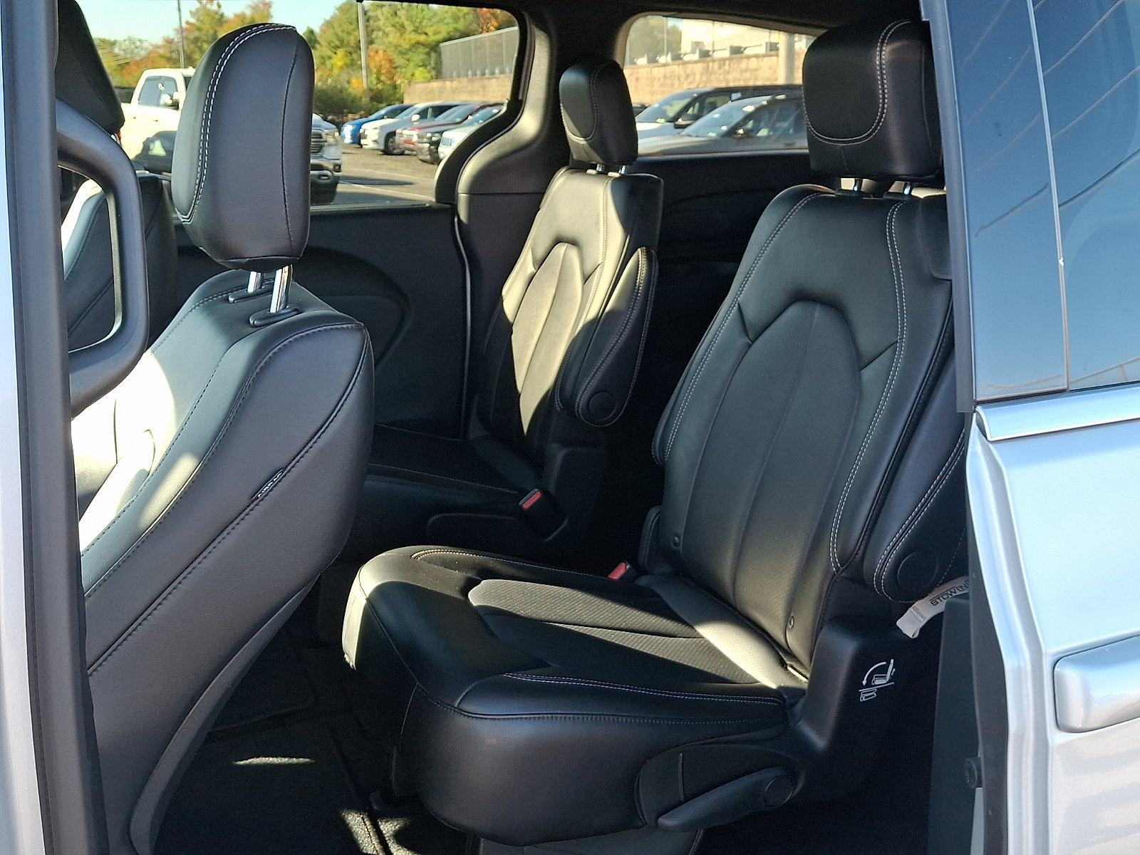 Used 2026 Chrysler Pacifica Select FWD image 10