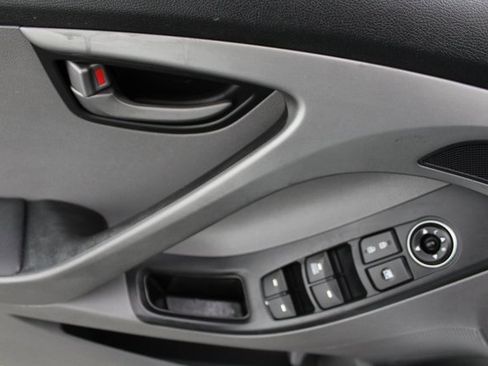 Used 2014 Hyundai Elantra SE image 18