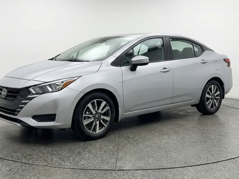 Used 2025 Nissan Versa SV image 3
