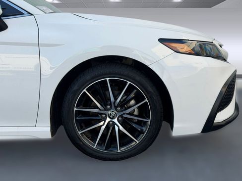 Used 2024 Toyota Camry SE image 11