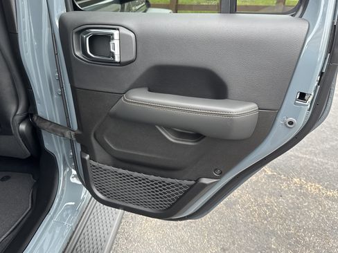 New 2025 Jeep Gladiator High Tide image 17