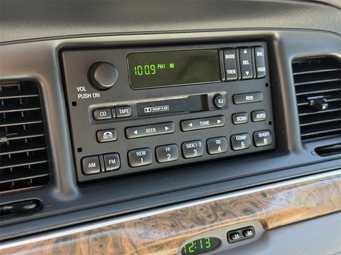 Used 2000 Ford Crown Victoria LX image 23