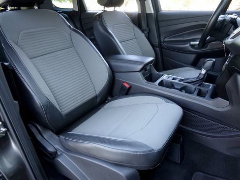 Used 2017 Ford Escape SE w/ SE Sport Appearance Package image 8