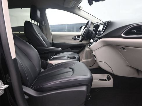 Used 2024 Chrysler Pacifica Touring-L FWD image 13