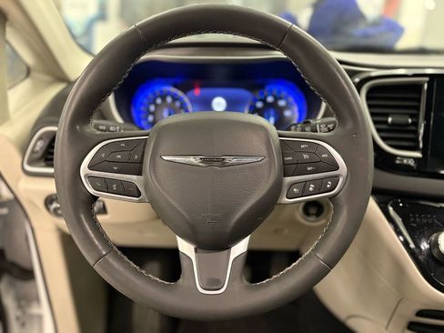 Used 2024 Chrysler Pacifica Touring-L image 20