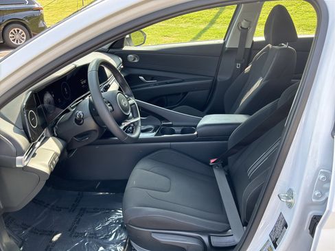Used 2025 Hyundai Elantra SEL FWD image 16