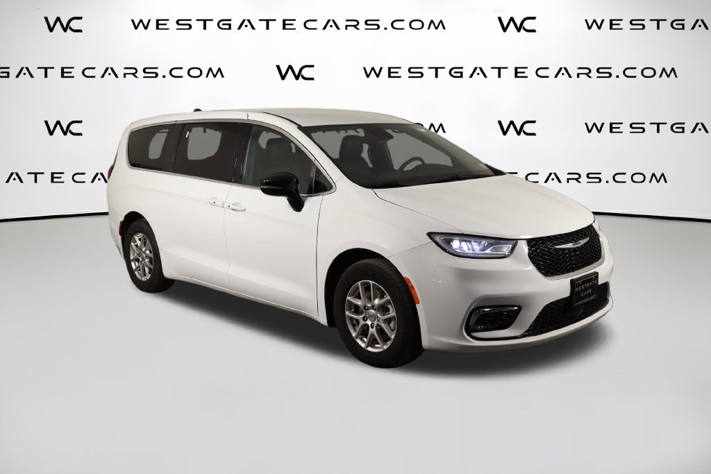 Used 2025 Chrysler Pacifica Select FWD image 44