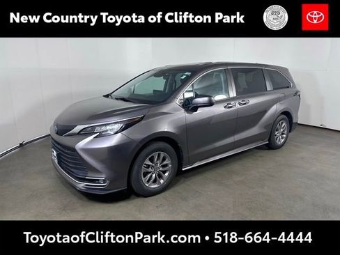 Used 2021 Toyota Sienna XLE FWD image 1