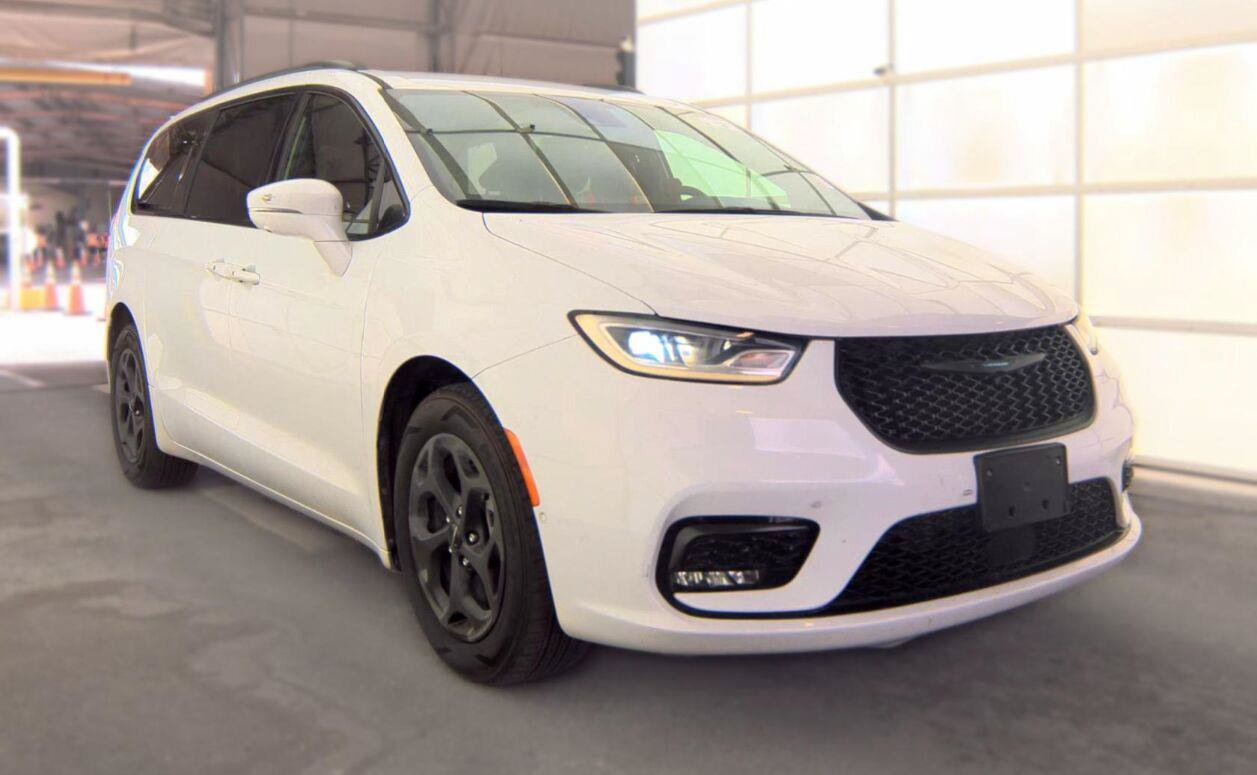 Used 2021 Chrysler Pacifica Touring-L w/ Uconnect Theater Family Group FWD image 15