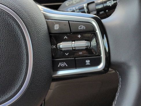 Used 2025 Kia Carnival FWD image 30