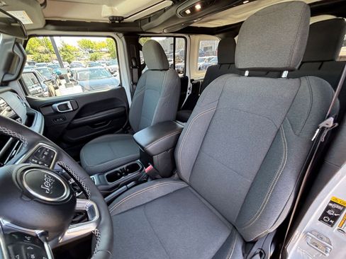 Used 2025 Jeep Wrangler Unlimited Sahara AWD/4WD image 36