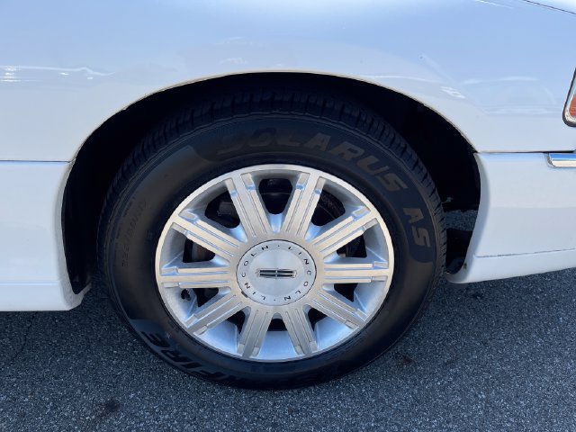 Used 2007 Lincoln Town Car Signature Limited RWD image 38