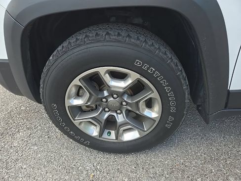 Used 2019 Jeep Cherokee Trailhawk w/ Cold Weather Group AWD/4WD image 12