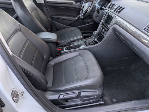Used 2018 Volkswagen Passat 2.0T SE image 21