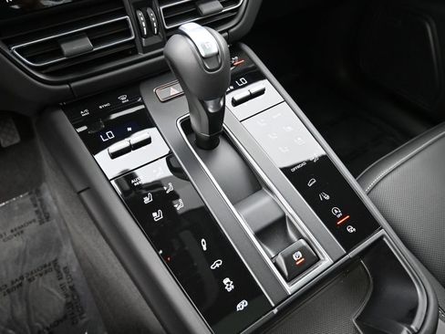 Certified 2025 Porsche Macan GTS AWD/4WD image 21