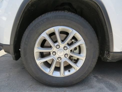Used 2021 Jeep Grand Cherokee Laredo AWD/4WD image 2