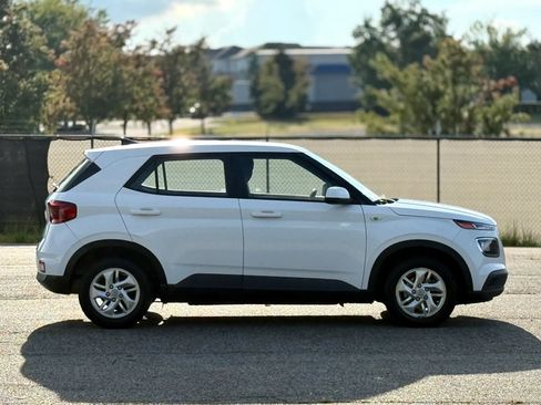 Used 2021 Hyundai Venue SE FWD image 7
