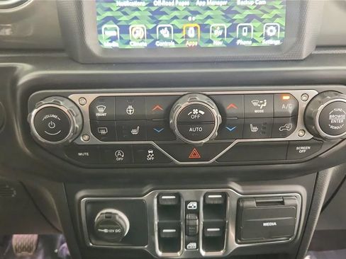 Used 2022 Jeep Gladiator Overland w/ Cold Weather Group AWD/4WD image 19