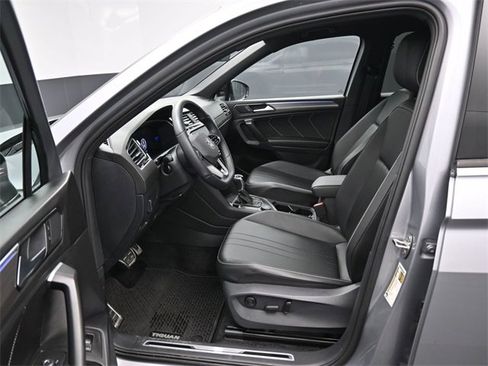 Used 2024 Volkswagen Tiguan SE R-Line image 9