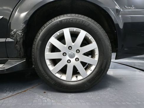 Used 2013 Chrysler Town & Country Touring image 11