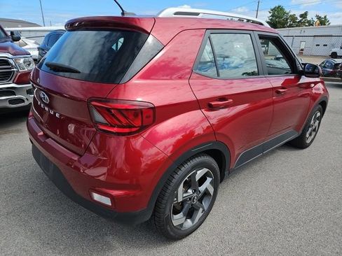 Used 2024 Hyundai Venue SEL FWD image 3
