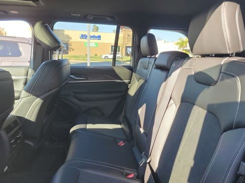 New 2026 Jeep Grand Cherokee Altitude image 10