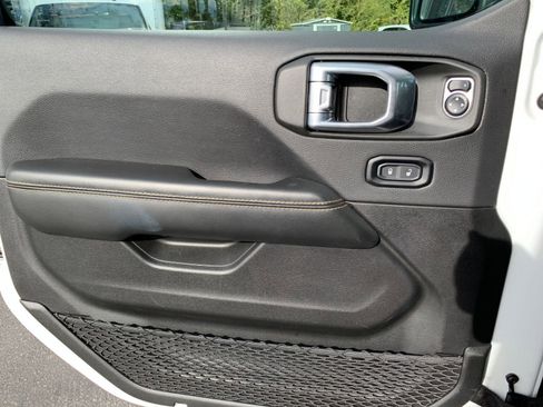 Used 2025 Jeep Wrangler Sahara image 20