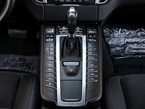 Used 2018 Porsche Macan Sport Edition AWD/4WD image 23