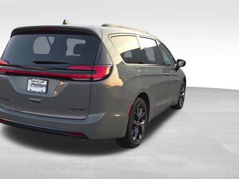Used 2025 Chrysler Pacifica Limited FWD image 4