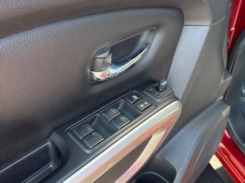 Used 2017 Nissan Titan SV AWD/4WD image 11