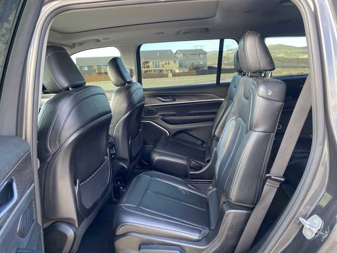 Used 2022 Jeep Grand Cherokee L Limited w/ Black Appearance Package image 38