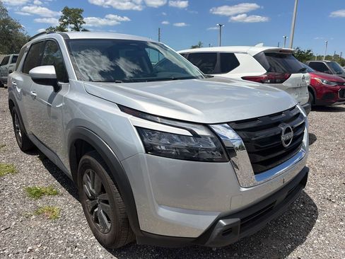 Used 2024 Nissan Pathfinder SV image 3