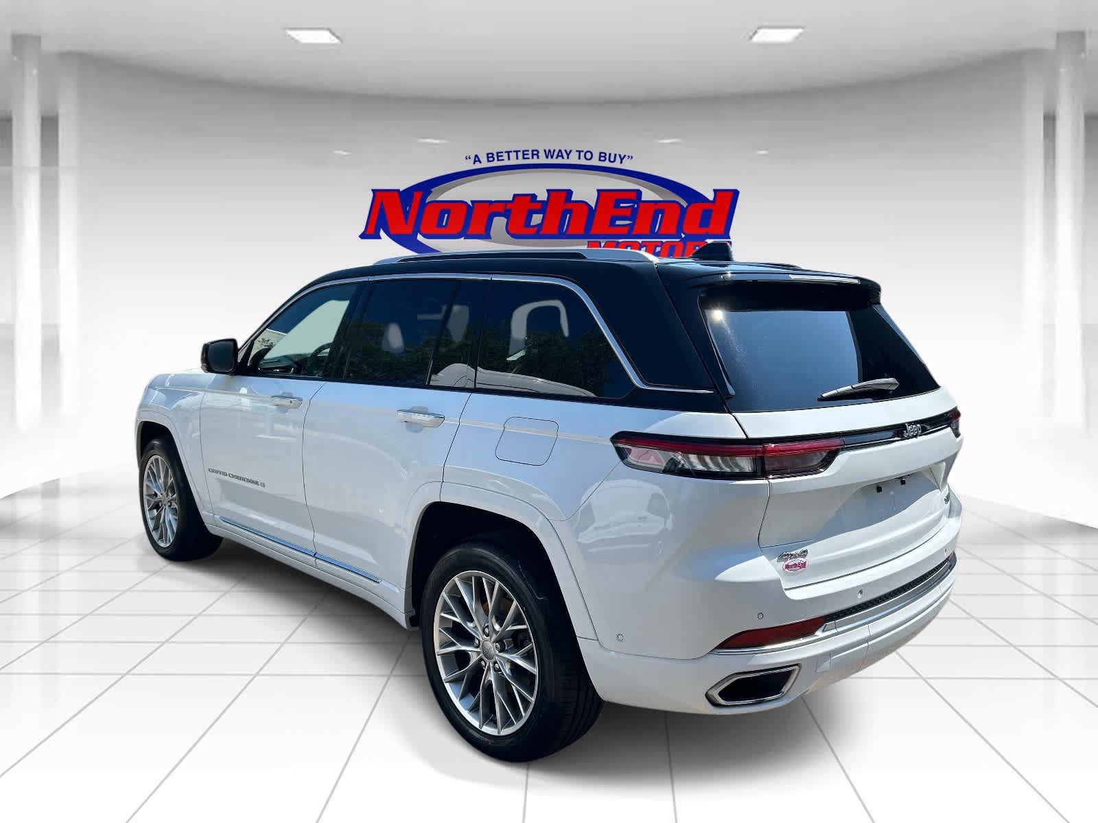 Used 2023 Jeep Grand Cherokee Summit w/ Luxury Tech Group V AWD/4WD image 5