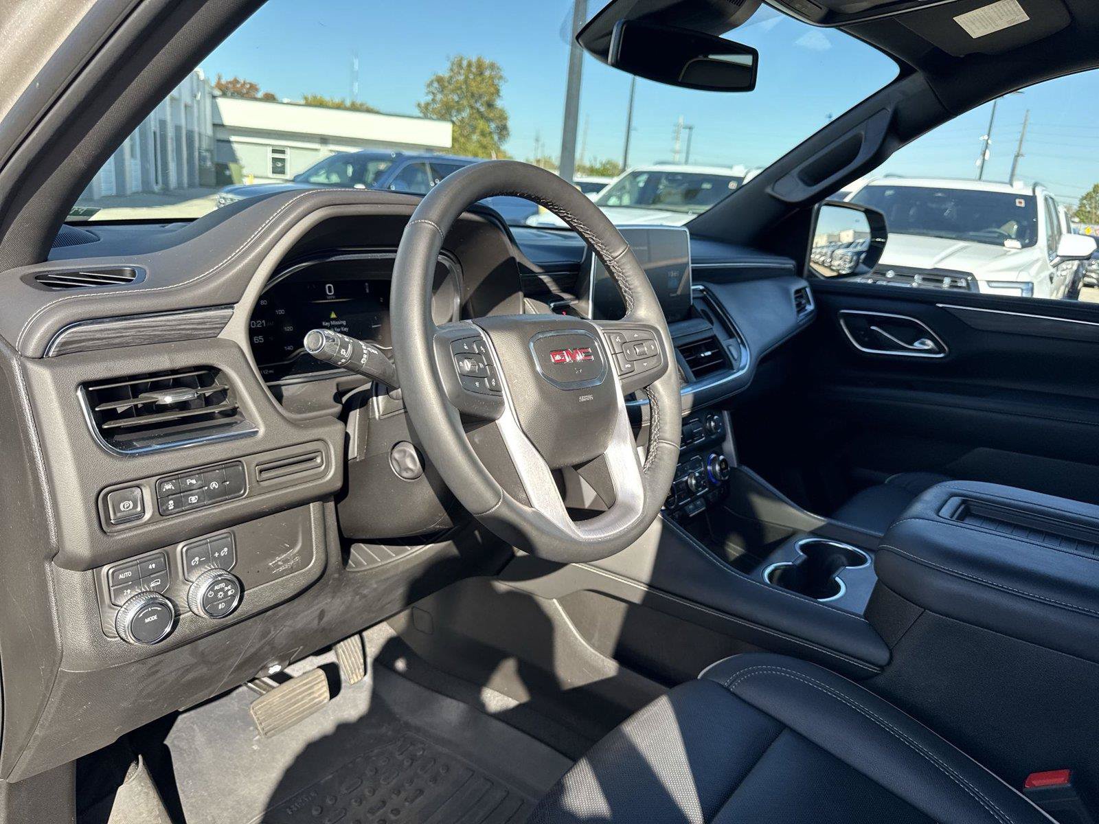 Used 2023 GMC Yukon SLT w/ SLT Luxury Package AWD/4WD image 16