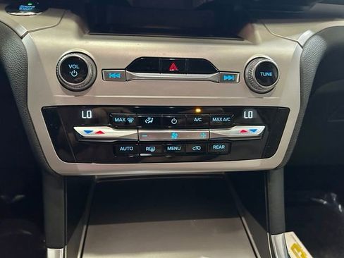 Used 2020 Ford Explorer XLT w/ Equipment Group 202A AWD/4WD image 36