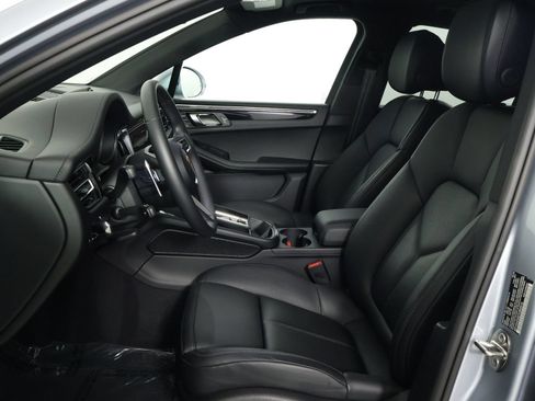 Certified 2026 Porsche Macan AWD/4WD image 5