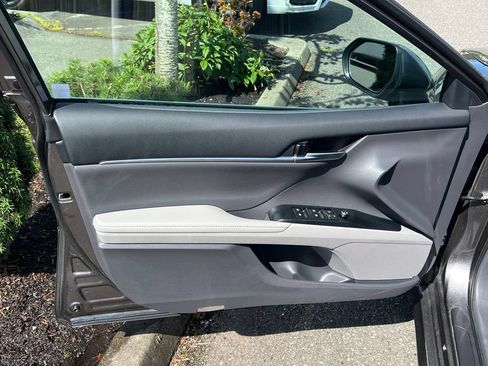 Used 2019 Toyota Camry XLE FWD image 11