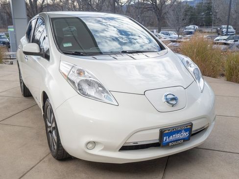 Used 2016 Nissan Leaf SV w/ Premium Package image 2