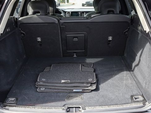 Used 2025 Volvo XC60 B5 Plus image 27