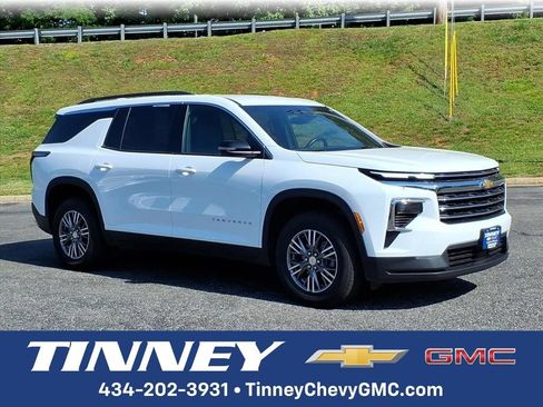 Used 2025 Chevrolet Traverse LT FWD image 1