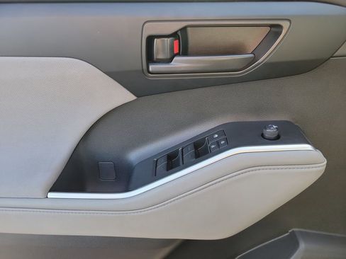 Used 2022 Toyota Highlander LE image 16